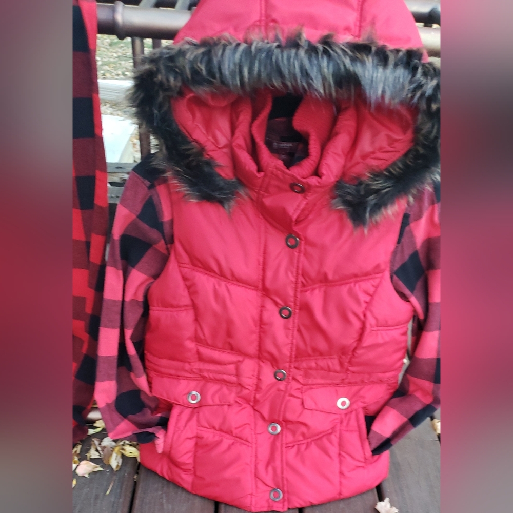 Faded Glory Red Vest w/Black Faux Fur hood, 4 pockets, snaps & zips NWOT - Picture 3 of 12